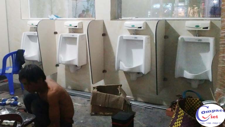 nhà vê sinh nam nhà hàng hải sản 1